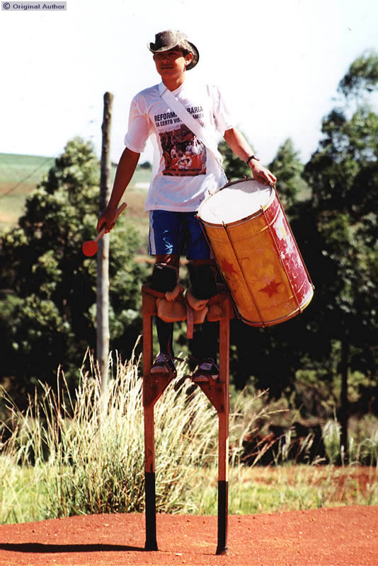 Primeira apresentação de <em>Retorno à Terra</em>, pelo Grupo de  ...