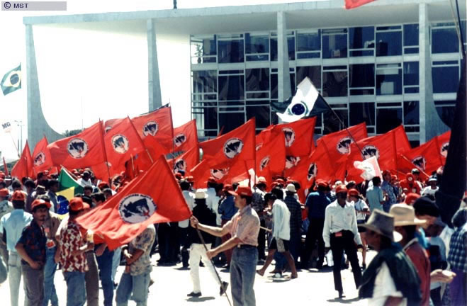 Manifestação pela Reforma Agrária defronte ao Palácio da Alvorada  ...