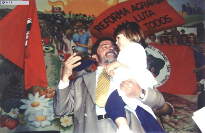 Lula recebe prêmio por sua atuação na luta pela reforma agrária,  ...