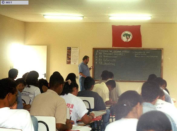 Formadores de base. De pé, João Pedro Stedile, ideólogo do MST.