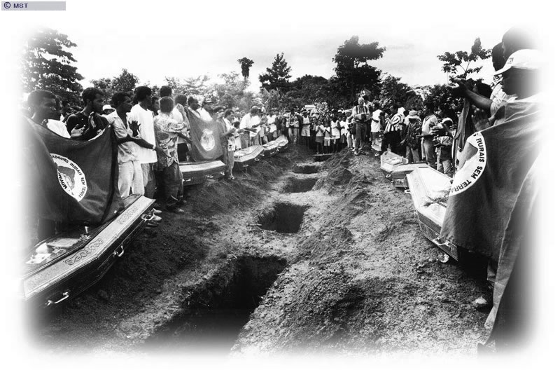 Enterro das vítimas do massacre de Eldorado de Carajás, estado do  ...