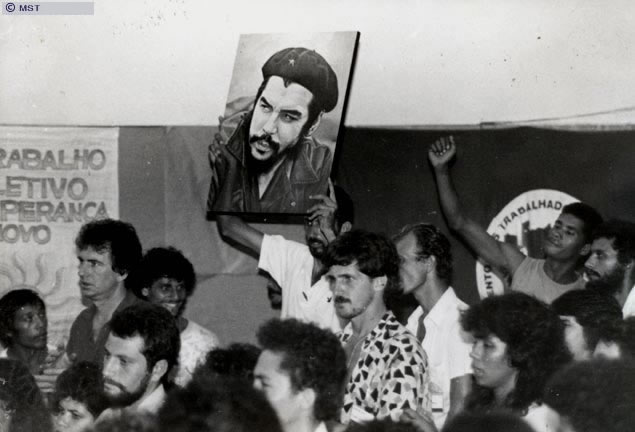 Sem-Terra carregando poster de Che Guevara.