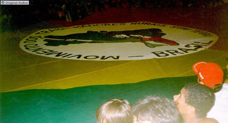 The MST reconstructs the national flag: the banner of the MST flag  ...