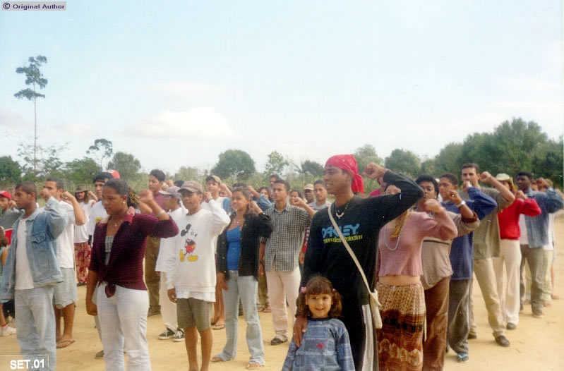 Jovens entoam <em>o hino do MST</em> durante um Curso de Formação  ...