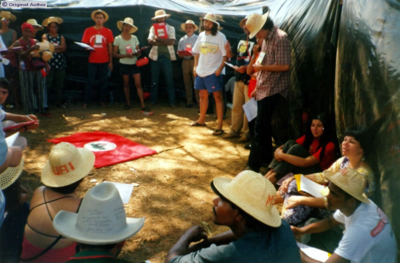 A bandeira é uma presença obrigatória em qualquer  reunião de  ...