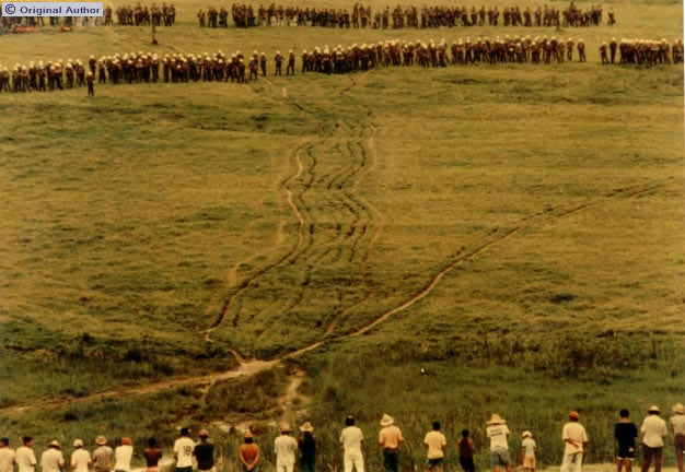 Início do enfrentamento entre os Sem-Terra e Polícia Militar quando  ...