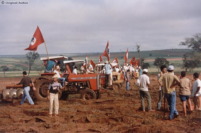 Trabalho de mutirão dos Trabalhadores Sem-Terra na vigésima  ...