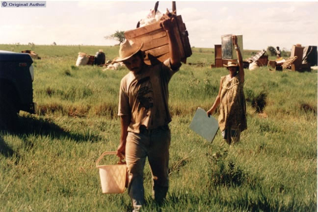Casal de Sem-Terra na quinta ocupação da fazenda São Bento.  ...