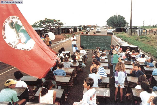 Crianças despejadas, durante a aula, na Fazenda São Domingos.  ...