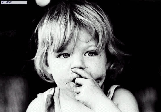 Menina no acampamento Oziel Alves Pereira, na Fazenda Dissenha, em  ...