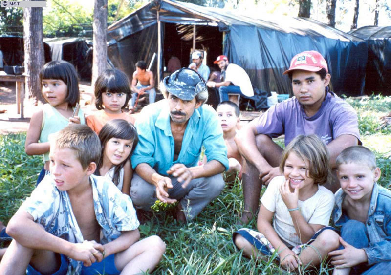 Família sem-terra no acampamento