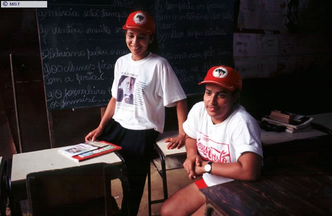Professoras da escola do Acampamento Liberdade, em Periquito, Minas  ...
