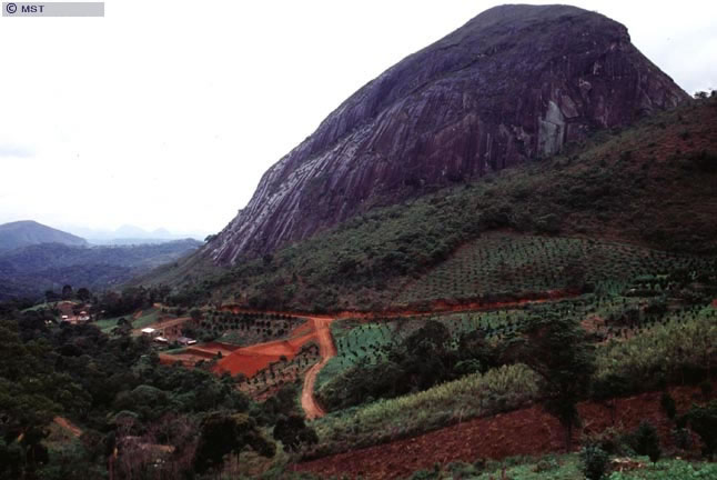Vista geral do assentamento Alpina, em Teresópolis, Rio de Janeiro