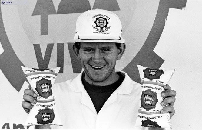 Leite da marca Terra Livre fabricado no assentamento 26 de Outubro,  ...