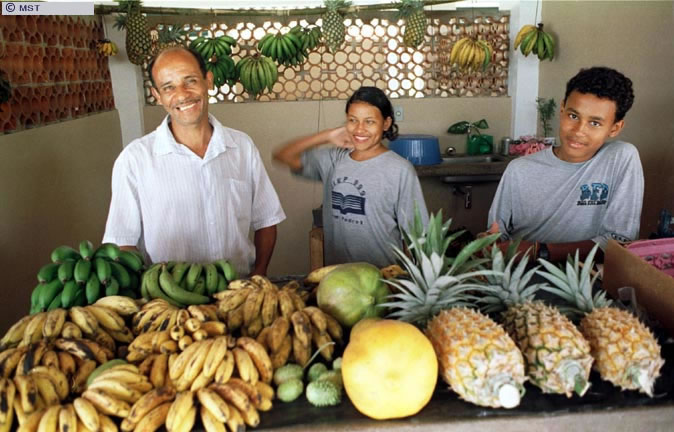 Valdevino Nascimento dos Remédios e seus filhos(do assentamento São  ...