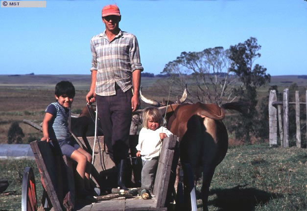Família Sem Terra em assentamento do Rio Grande do Sul