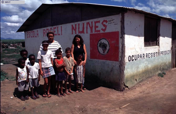 Escola Roseli Nunes, do assentamento Zumbi, Campos, estado do Rio de  ...