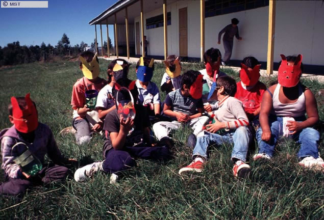 Alunos da Escola Sepé Tiarajú, assentamento Liberdade no  ...