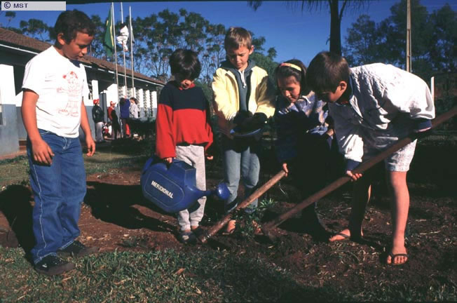 Children from the Construindo o Caminho School, Conquista na   ...