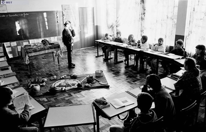 Sala de aula da Escola Construindo o Caminho, no Assentamento  ...