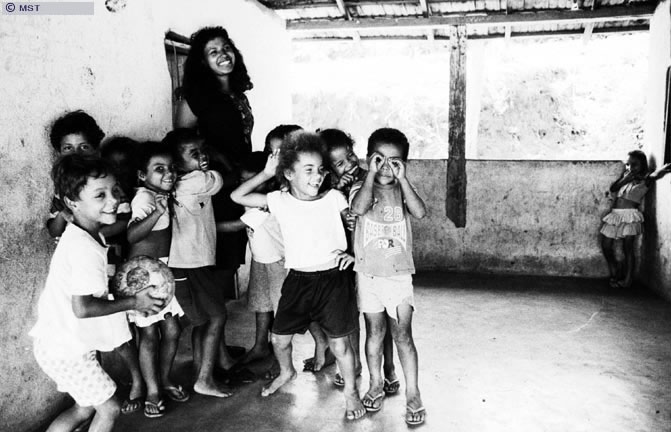 Crianças do pré-escolar do assentamento 1 de Junho, em Tumiritinga,  ...