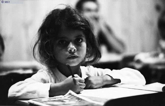 Aluna da Escola Leonilde Sardinha, do assentamento Rondinha, em  ...