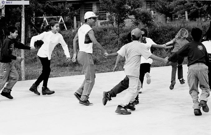 Uma roda de crianças na aula de educação física na escola Nova  ...